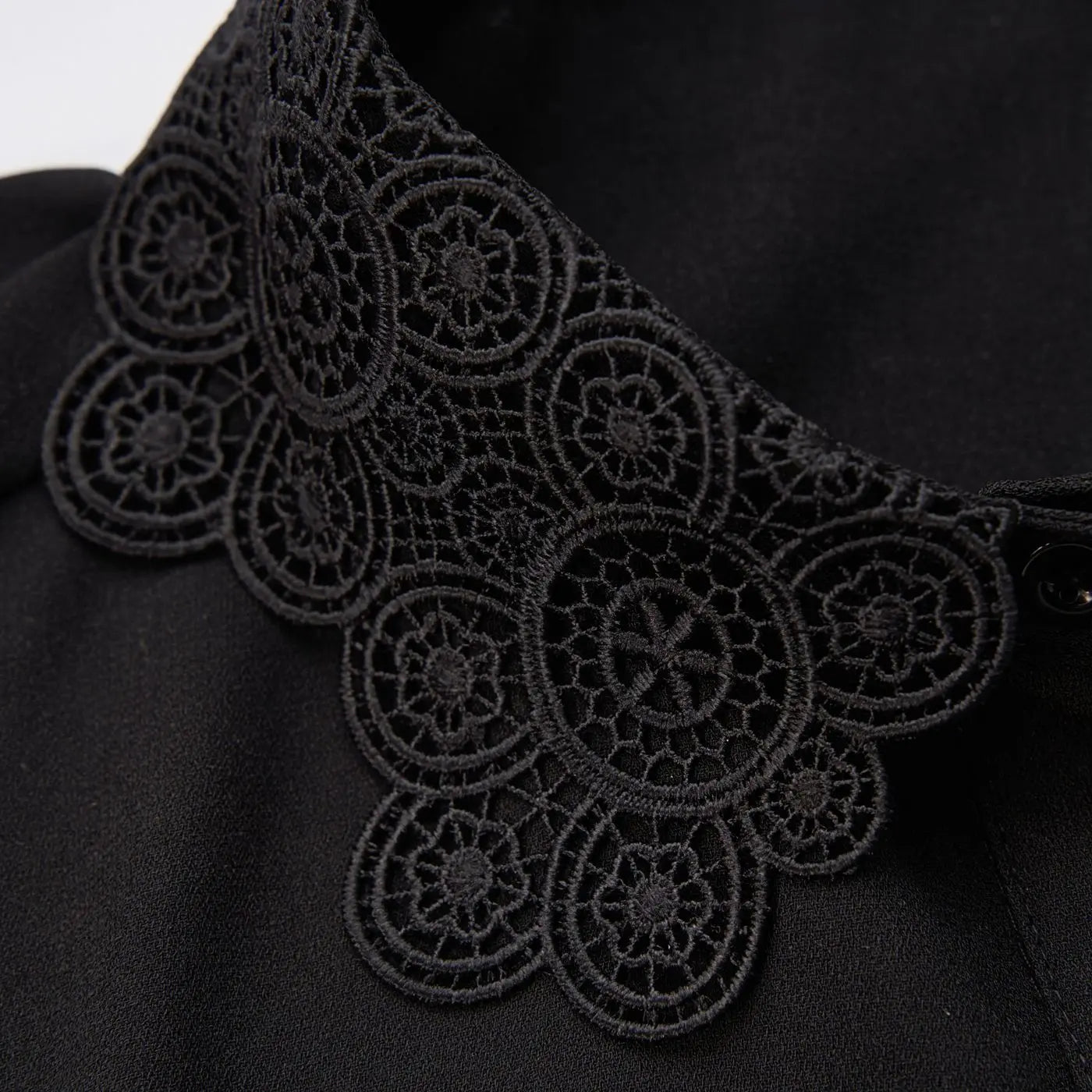 TESS DETACHABABLE COLLAR